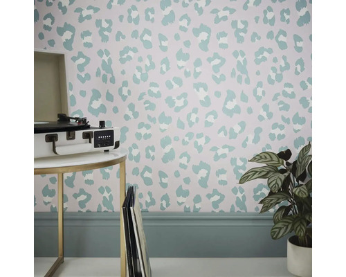 Místnost s tapetou se zvířecím potiskem, stolek s gramofonem a pokojovou rostlinou