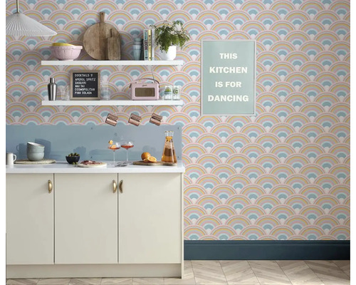 Světlá kuchyně s tapetou se vzorem, bílými policemi a kuchyňským náčiním