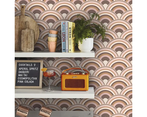 Police s prkénky, nádobím, rostlinami, knihami, sklenicí na koktejly, rádiem, koktejlovým lístkem a tapetou s motivem oblouků