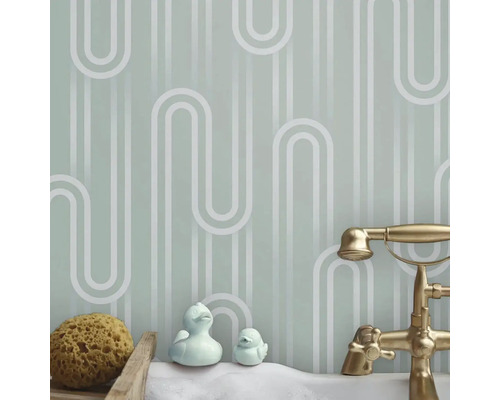 Koupelnová scéna s tapetou, baterií do vany, mycí houbou a gumovými kachničkami