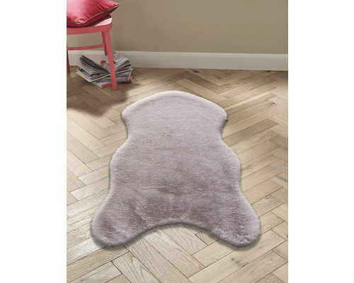 Koberec z umělé kožešiny na dřevěné podlaze