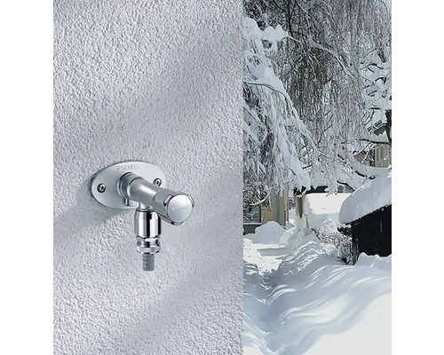 Venkovní vodovodní kohoutek s hadicovou přípojkou před zasněženou krajinou