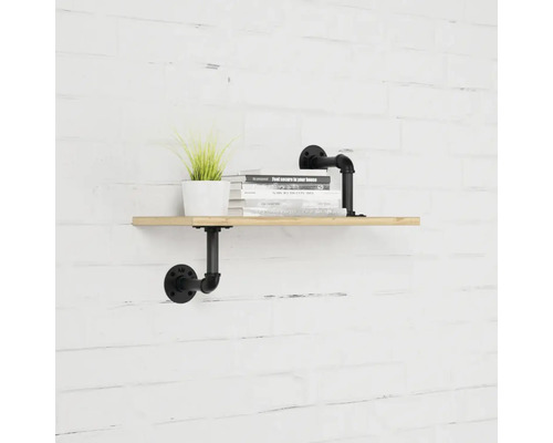 Nástěnná police s dřevěnou deskou a černým kovovým držákem v industriálním designu
