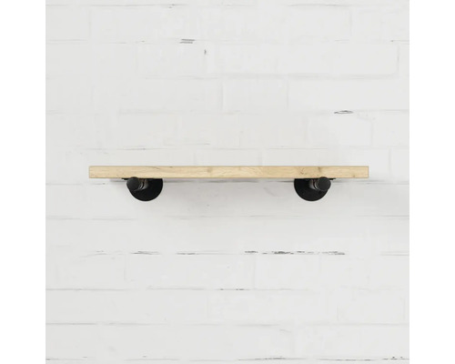 Dřevěná police s černými kovovými držáky na zdi