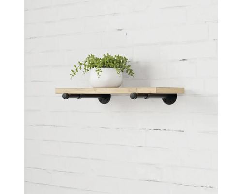 Nástěnná police s dřevěnou deskou a trubkovými upevněními na stěně