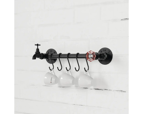 Černá kuchyňská tyč s kohoutkem a háčky na zavěšení hrnků