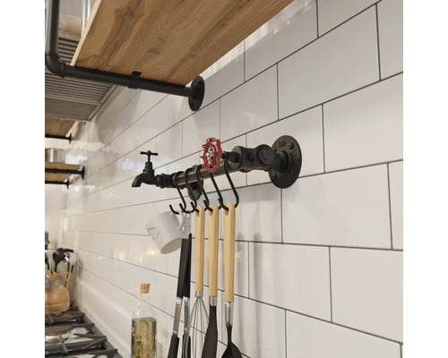 Kuchyňská scéna s nástěnnou policí a držákem na náčiní z kovových trubek v industriálním designu