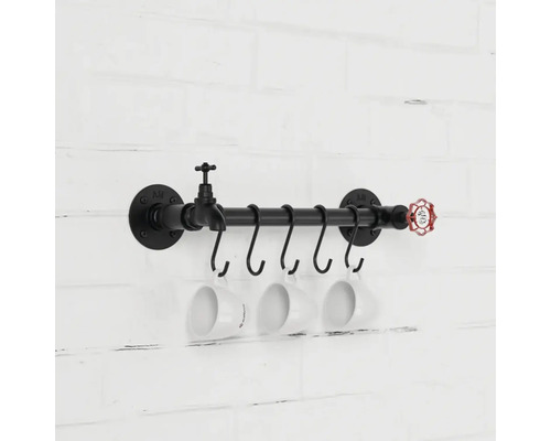 Černá lišta na hrnky v industriálním designu s kohoutkem a dekorem ventilu pro montáž na stěnu.