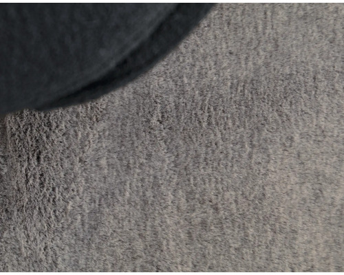 Detailní záběr šedého koberce s tmavým okrajem