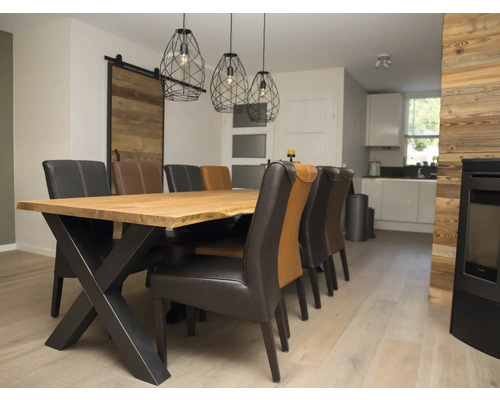 Jídelna s dřevěným stolem, kovovým rámem, židlemi a závěsnými svítidly