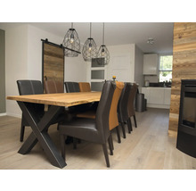 Jídelna s dřevěným jídelním stolem, židlemi a závěsnými svítidly