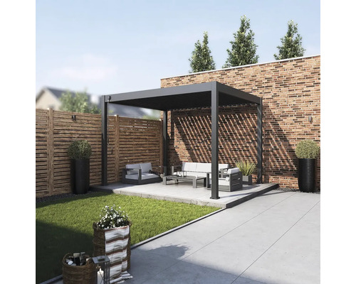 Terasa s hliníkovou pergolou, zahradním nábytkem a plotem