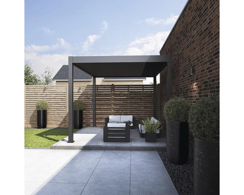 Terasa s pergolou, zahradním nábytkem a květináči