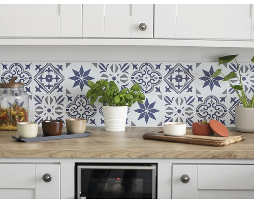 Samolepicí PVC panel Wall Tiles Jamila šedý 15,25 x 15,25 cm Kuchyňská scéna se vzorovanými dlaždicemi, pracovní deskou a dekoracemi.