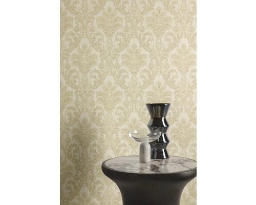 Vzorovaná tapeta se stolem a dekorací