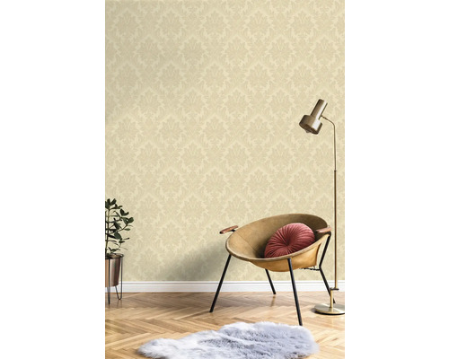 Pokoj s tapetou se vzorem, křeslem, stojací lampou a kobercem