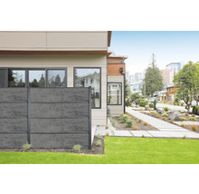 Dům s betonovým plotem a zahradou