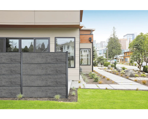 Dům s betonovým plotem a zahradou