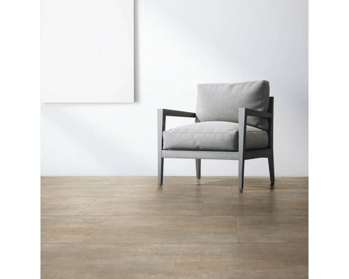 Podlaha s dlaždicemi a křeslem v místnosti