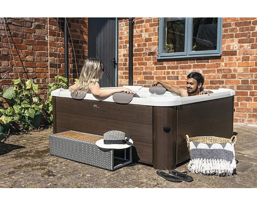 Pohled shora na venkovní vířivku se dvěma relaxujícími lidmi