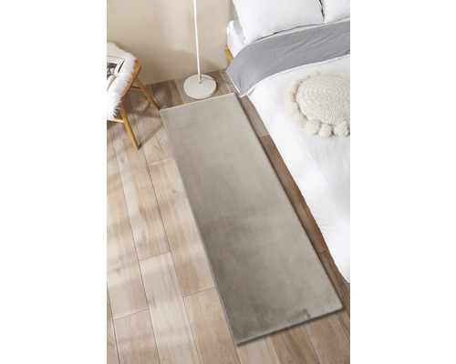 Ložnice s kobercem, postelí, lampou a židlí