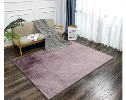 Obývací pokoj s pohovkou a vzorovaným kobercem