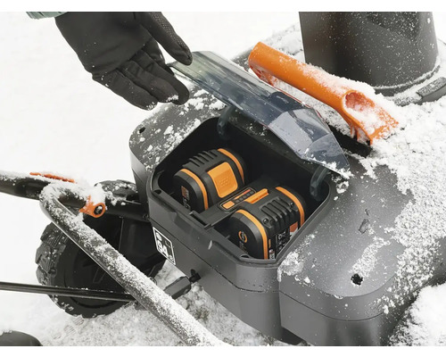 Pohled shora na sněhovou frézu s bateriemi v prostoru pro baterie