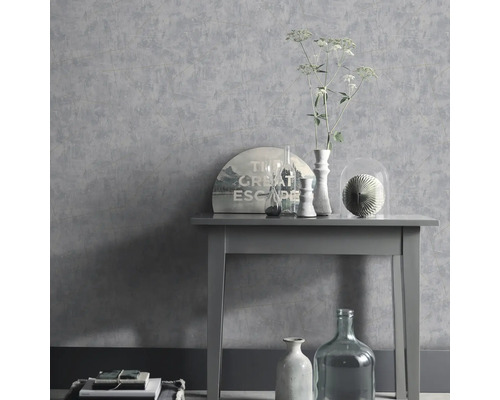 Šedá vliesová tapeta se stolem, vázami a dekorací