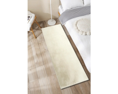 Koberec s dlouhým vlasem v ložnici vedle postele