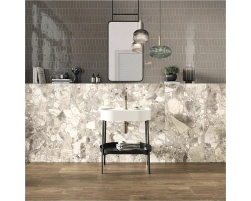 Moderní koupelna s umyvadlem, zrcadlem, obklady a osvětlením pro stylovou atmosféru