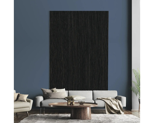 Obývací pokoj s pohovkou, konferenčním stolkem a nástěnným panelem s dřevěnou strukturou