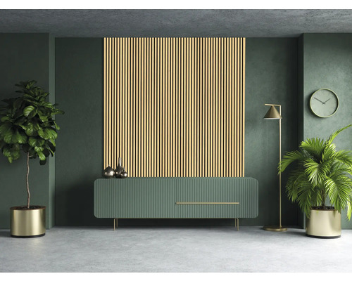 Obývací pokoj s dřevěným obkladem stěn, příborníkem, stojací lampou a pokojovými rostlinami