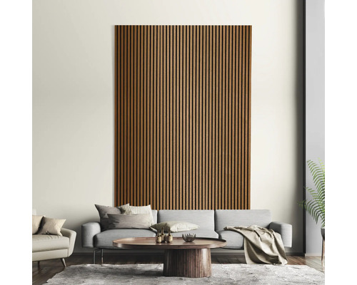 Obývací pokoj s dřevěnou stěnou, pohovkou a konferenčním stolkem