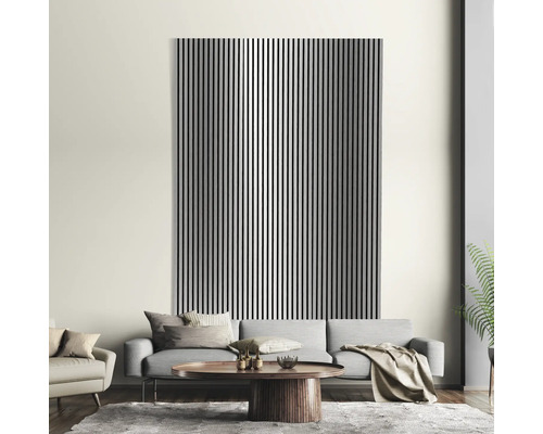 Obývací pokoj s rýhovaným nástěnným panelem za pohovkou