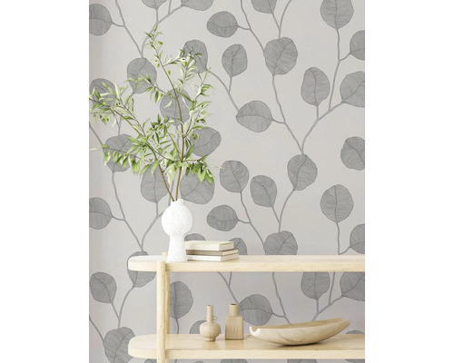 Nástěnná dekorace s motivem listů, police s dekorativními prvky