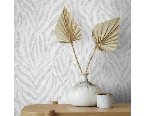 Detail stěny s tapetou ve stylu zebry, zdobené vázou a sušenými listy