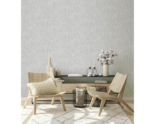 Obývací pokoj s tapetou se vzorem, kobercem a dřevěným nábytkem.