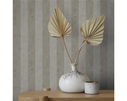 Dekorativní tapeta s pruhovaným vzorem a stolní dekorace se sušenými květinami ve váze