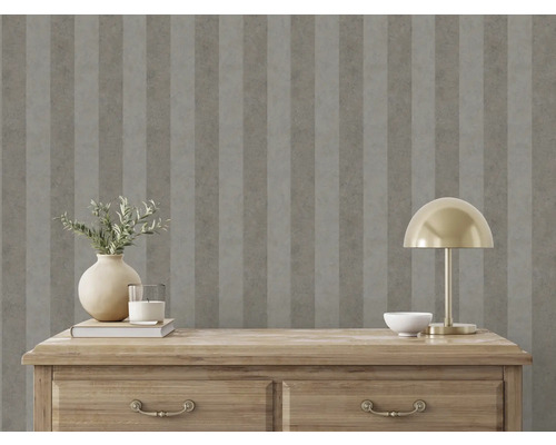 Dekorativní tapeta s proužkovaným vzorem na stěně ložnice