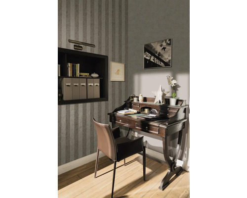 Interiérový pohled na pracovnu se stolem, židlí, policí a nástěnnou dekorací