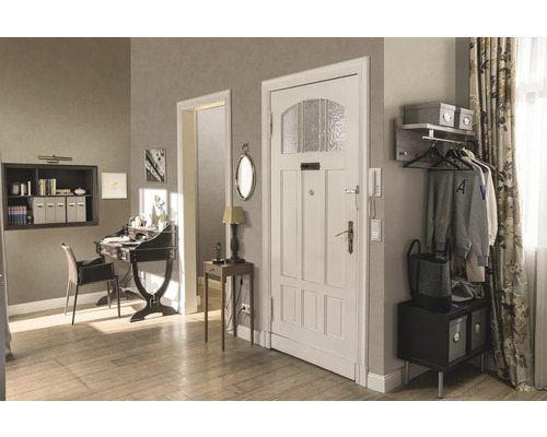 Vstupní prostor se šatnou, psacím stolem a dřevěnou podlahou