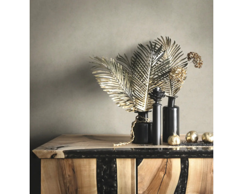 Dekorativní zlaté listy a koule v černých vázách na komodě ze dřeva a epoxidové pryskyřice.
