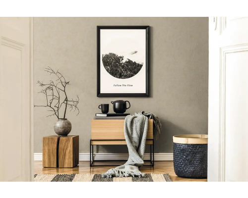 Dekorativní obytné prostředí s dřevěným nábytkem, kobercem a nástěnnou malbou