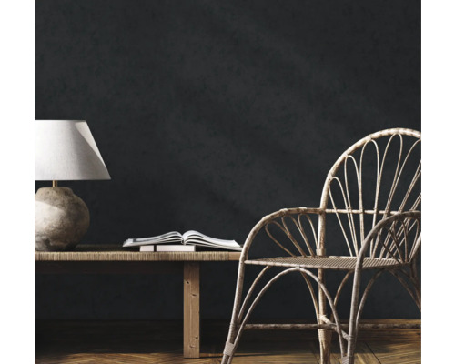 Interiér pokoje se stolní lampou, knihou, lavicí a židlí