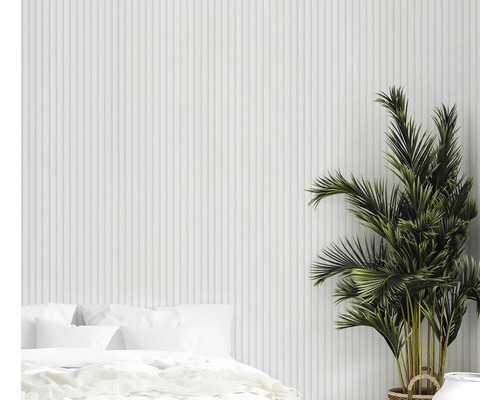 Světlá ložnice s postelí, pokojovou rostlinou a svislými stěnovými panely