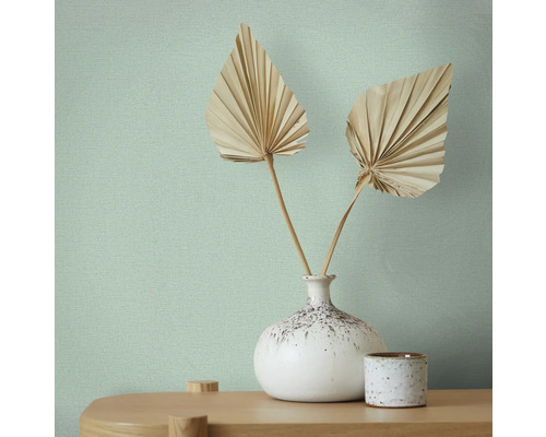 Detailní pohled na strukturovanou tapetu s květinovou dekorací ve váze