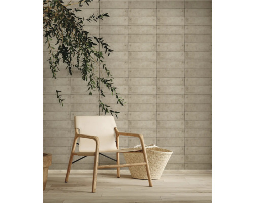 Světlá místnost s dekorativním obkladem stěn, křeslem a košem