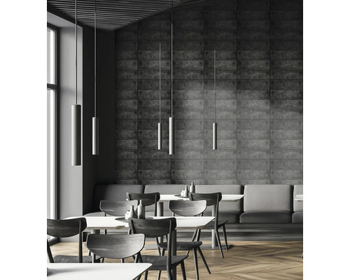 Interiér restaurace se stoly, židlemi a osvětlením