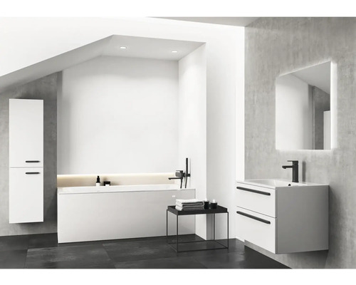 Moderní koupelna s vanou, umyvadlem, zrcadlovou skříňkou a vysokou skříňkou