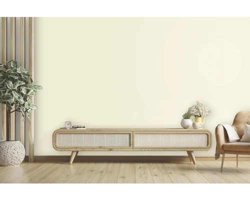 Světlý obývací pokoj s dřevěnou podlahou, sideboardem a dekorací